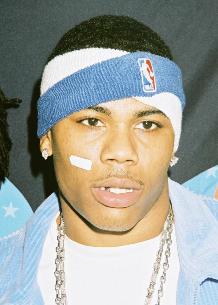 Nykypäivän jenkkiräppäreiden lärvit ovat täynnä tatuointeja. Toisin oli vielä vuosituhannen vaihteessa, jolloin riitti pelkkä laastari. Nellyn tyylinäyte vuodelta 2001.
