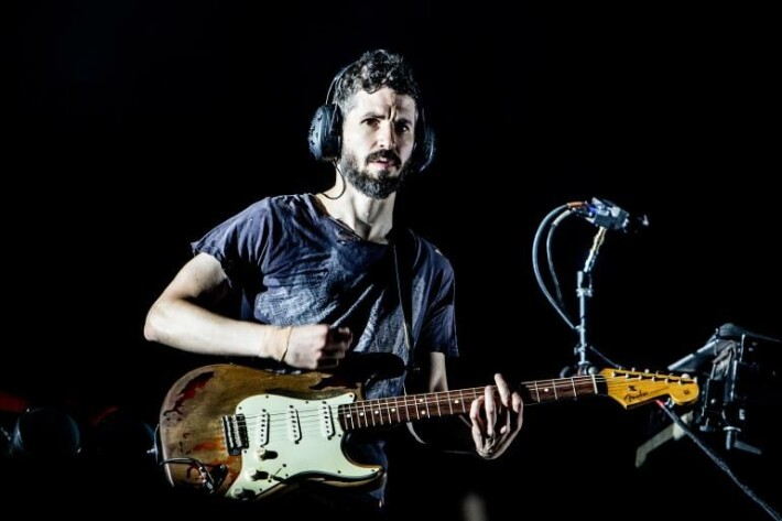 Jättisuosiosta nauttineen Linkin Parkin kitaristi Brad Delson ja raivostuttavat luurit. Jättisuosiosta nauttineen Linkin Parkin kitaristi Brad Delson ja raivostuttavat luurit.
