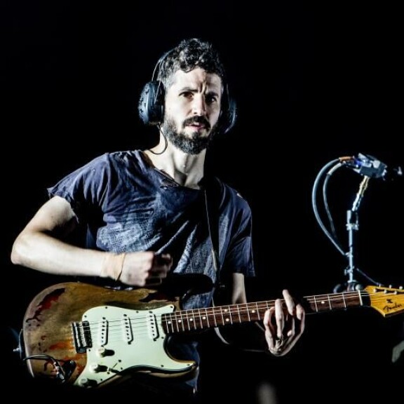 Jättisuosiosta nauttineen Linkin Parkin kitaristi Brad Delson ja raivostuttavat luurit. Jättisuosiosta nauttineen Linkin Parkin kitaristi Brad Delson ja raivostuttavat luurit.