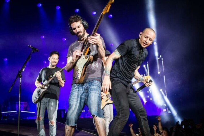 Linkin Parkin nokkamies Chester Bennington (oik.) menehtyi vuonna 2017. Vasemmalla Mike Shinoda ja keskellä Brad Delson – luurit päässä, kuinkas muuten. Linkin Parkin nokkamies Chester Bennington (oik.) menehtyi vuonna 2017. Vasemmalla Mike Shinoda ja keskellä Brad Derson - luurit päässä, kuinkas muuten.