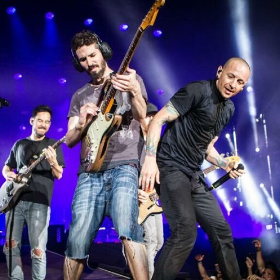 Linkin Parkin nokkamies Chester Bennington (oik.) menehtyi vuonna 2017. Vasemmalla Mike Shinoda ja keskellä Brad Delson – luurit päässä, kuinkas muuten. Linkin Parkin nokkamies Chester Bennington (oik.) menehtyi vuonna 2017. Vasemmalla Mike Shinoda ja keskellä Brad Derson - luurit päässä, kuinkas muuten.