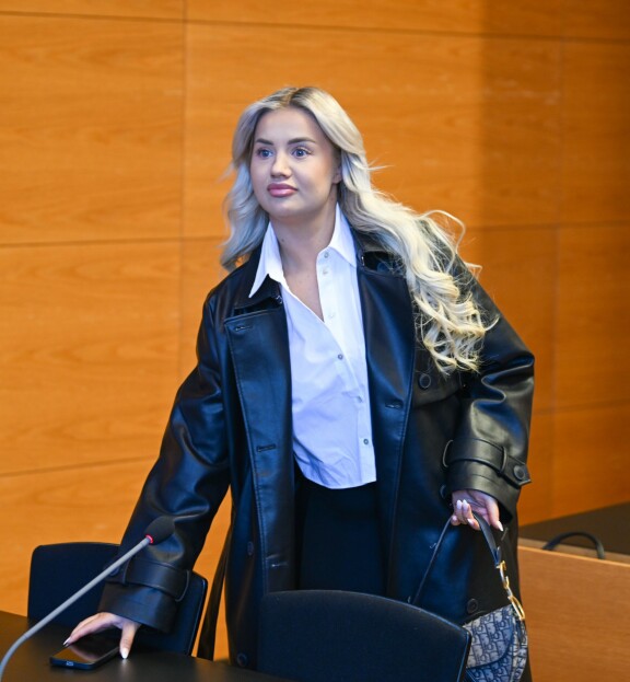 Sonja saapui oikeuteen kauluspaitaan ja nahkatakkiin pukeutuneena.