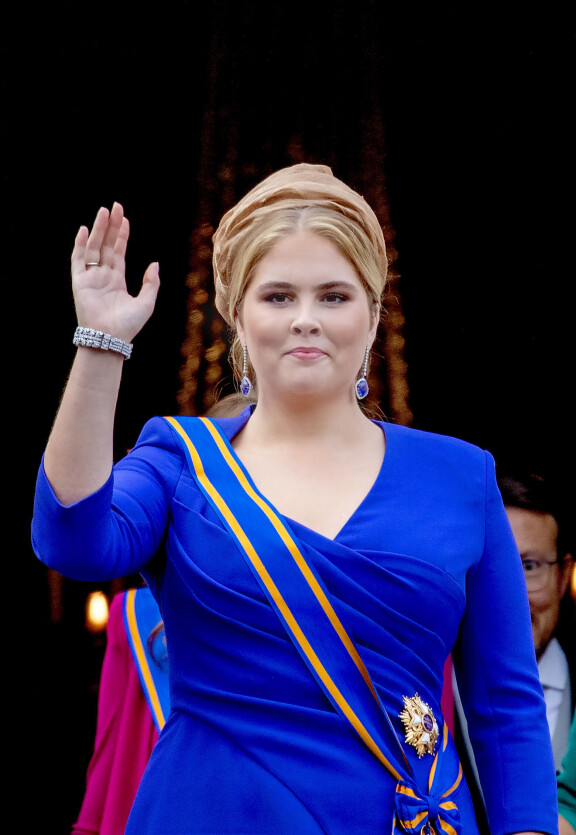 Tältä Amalia näytti vuosi sitten sinisessä puvussaan. Viralliselta titteliltään Amalia on Oranian prinsessa. Hänen kummitätinsä on Ruotsin kruununprinsessa Victoria.