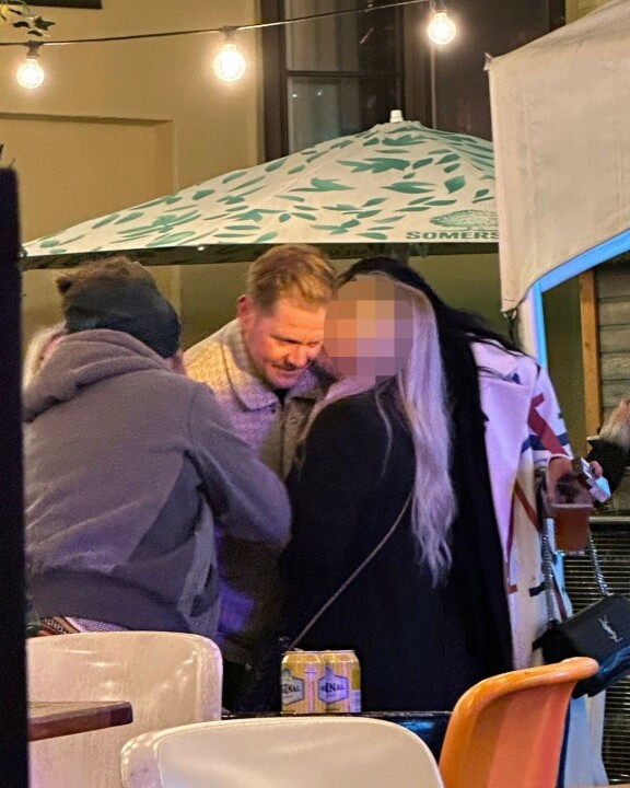 RÄPS! Tampereen Henkka 29.9. klo 03.41: Konna Kontiola kuuntelee blondin supinoita...