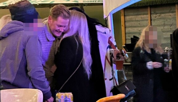 ...Ja tuntuu pitävän kuulemastaan. Konna ja blondi viihtyivät tiiviisti yhdessä Henkassa.