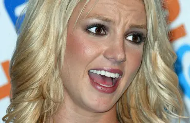 Jösses! Britney Spears sytytti itsensä tuleen