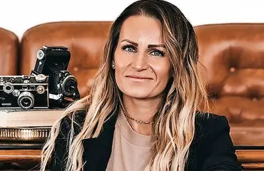 Oho! Helena Koivu hymyilee uuden komistuksen rinnalla