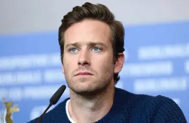 Tältä kannibaalikohussa ryvettynyt näyttelijä Armie Hammer näyttää nykyään - katso tuoreet salakuvat!