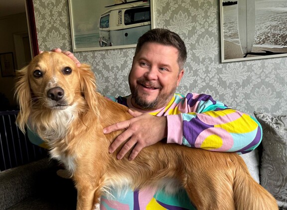 Sam nukkui Jannen, Samin ja Hannun kainalossa. – Se on aivan ihanan suloinen, Riitta kehuu koiraansa.