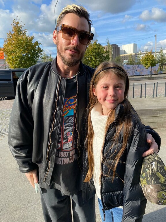Helsinkiläinen Sofia pääsi Shannon Leton erikoisvieraaksi jäähallin keikalle.