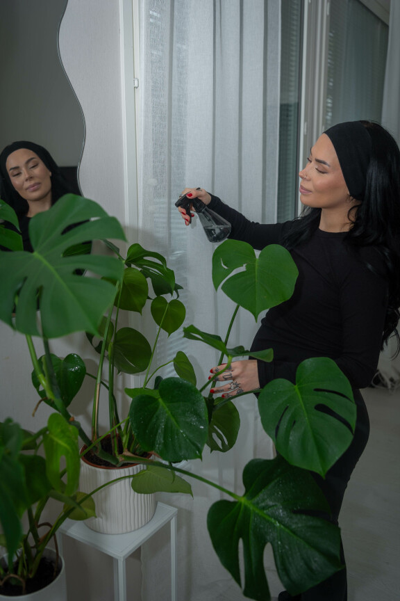 Jenna jakaa kotityöt melko tasan puolisonsa kanssa. Jennalle siisteys on äärimmäisen tärkeää, mutta hän uskoo, että siitä voisi hiukan joustaakin.