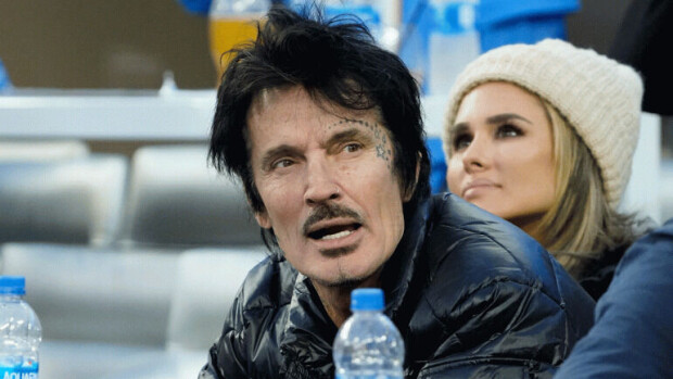 Tommy Lee julkaisi jälleen kuvan sukuelimistään Tommy Lee