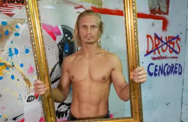 Helsinkiläistaiteilija maalasi seitsemän taulua seitsemän eri huumeen vaikutuksen alaisena – tällainen on lopputulos