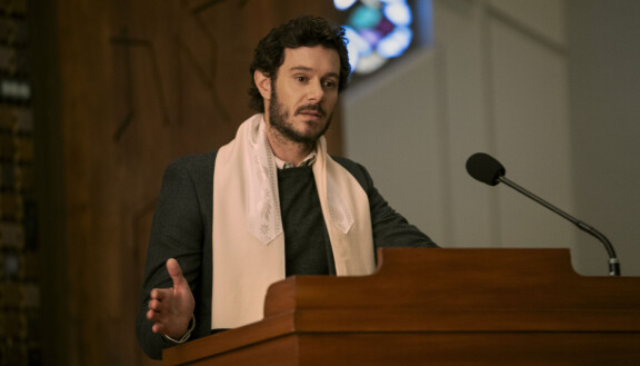 Noah ( Adam Brody) saa tahtonsa läpi ja vie Joannen ensitreffeille jo ensimmäisessä jaksossa.