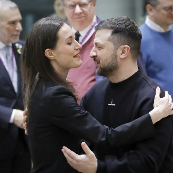 Sanna Marin ja Volodymyr Zelenskyi syleilivät toisiaan kuin vanhat ystävät. Sanna ja Zelenskyi