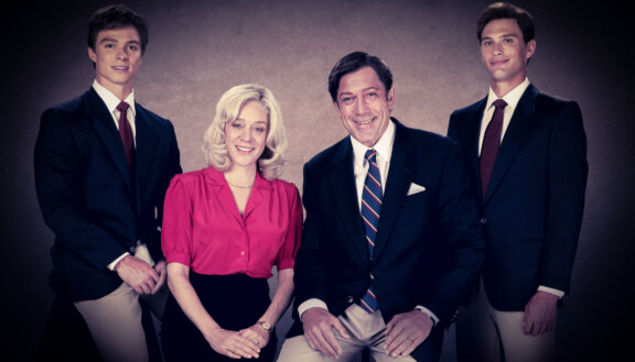 Lyle (Nicholas Alexander Chavez) ja Erik Menendez (Cooper Koch) tappoivat vanhempansa, Kittyn (Chloë Sevigny) ja Josén (Javier Bardem) haulikolla Beverly Hillsissä 20. elokuuta 1989.