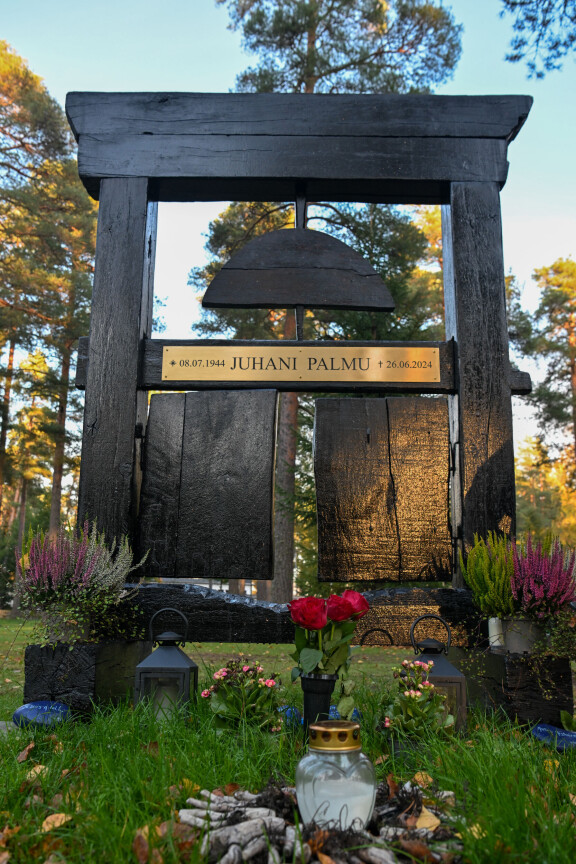 Juhani Palmun hautaa koristaa taiteilijan omatekemä puinen veistos.