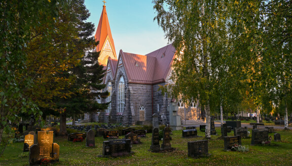 Juhani Palmun viimeinen leposija sijaitsee Alahärmän kauniilla kirkkomaalla.
