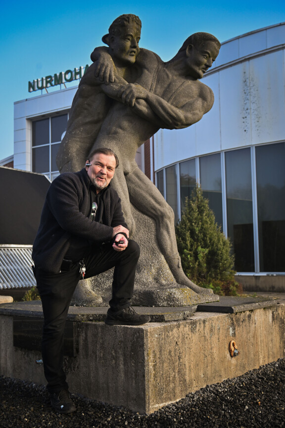 Jouko Salomäki kuvattuna painijapatsaalla lapsuudenmaisemissaan Nurmossa.