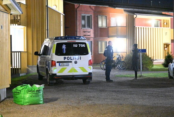 Vantaalaislähiön rauha järkkyi, kun partiopoliisit hälyytettiin huumepoliisin asunnolle. Kuvassa toinen poliiseista jututtaa Sahraa samalla, kun toinen on Maisan ja Jukan luona.