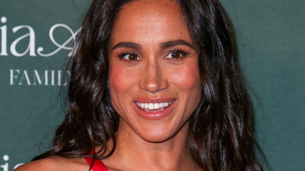 Nyt on rohkeaa! Meghan Markle avonaisessa mekossa
