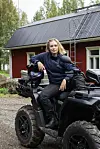 Stefanin kotona Katarina nautti mönkijäajeluista metsäteillä.