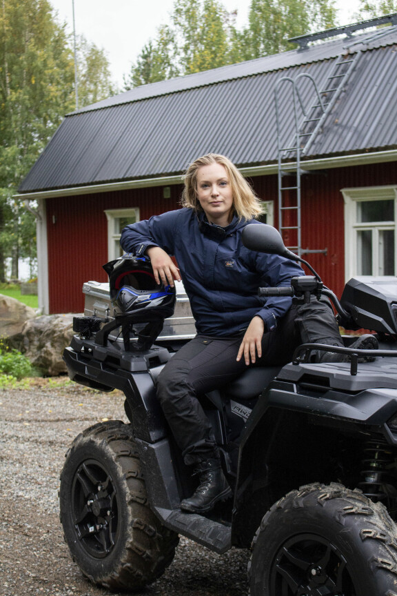 Stefanin kotona Katarina nautti mönkijäajeluista metsäteillä.