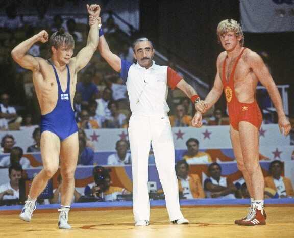 Jouko paini olympiakultaa Los Angelesissa 1984. Ruotsin Roger Tallrothille jäi hopeaa.