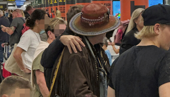 Andy Mccoy suostui fanien kanssa yhteiskuviin.