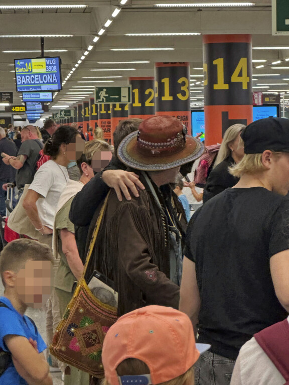 Andy Mccoy suostui fanien kanssa yhteiskuviin.