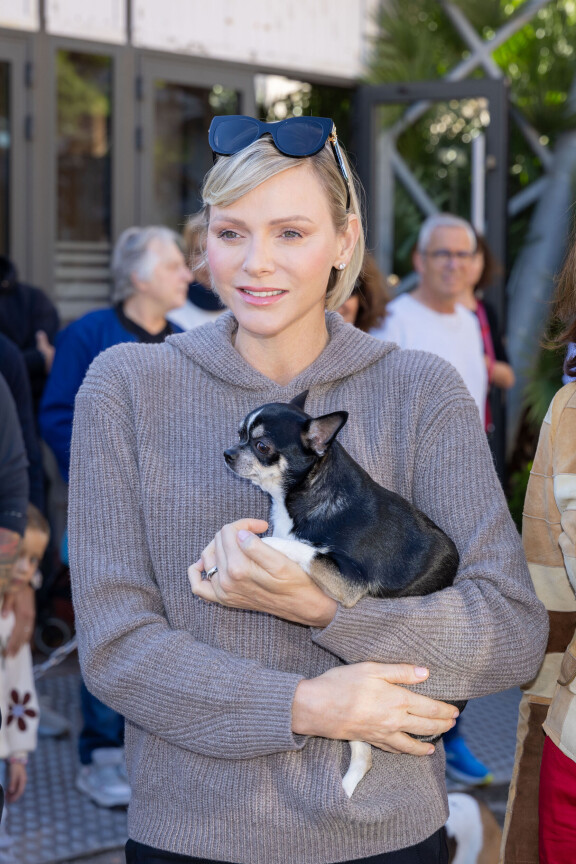Ruhtinatar Charlene oli tapahtumassa rennossa asussa ja piti pientä chihuahuaa sylissään.