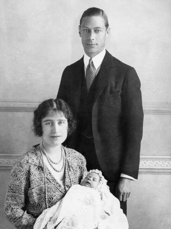 Kuningas Yrjö VI, kuningataräiti Elisabet sekä tuleva kuningatar, prinsessa Elisabet vuonna 1926.