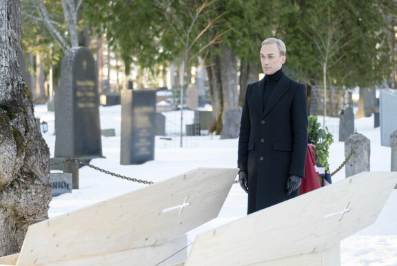 – Yksi pelaajista tullaan pian saattamaan haudan lepoon, Christoffer ilmoittaa hautausmaalla.