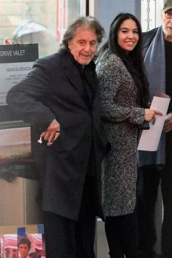 Pacino kuvattiin raskaana olevan tuottaja-tyttöystävänsä Noor Alfallahin kanssa toukokuussa 2023.