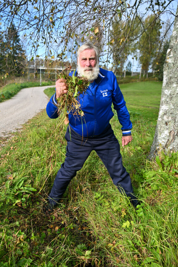 Juha Mieto on mies, joka nauttii yli kaiken ojanpohjien perkaamisesta paljain käsin.