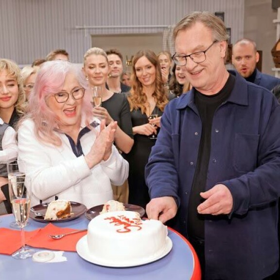 Salatuissa elämissä alusta saakka ollut Esko leikkasi sarjan 24-vuotissynttärikakkua toisen alkuperäisnäyttelijän Maija-Liisa Peuhun kanssa. Salatuissa elämissä alusta saakka ollut Esko leikkasi sarjan 24-vuotissynttärikakkua toisen alkuperäisnäyttelijän Maija-Liisa Peuhun kanssa.