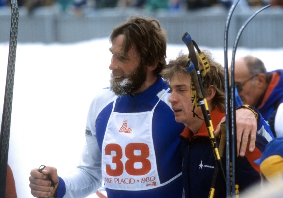 Mietaa viihtyi toisinaan myös hiihtokisojen afterskissä. Kuva vuodelta 1980.