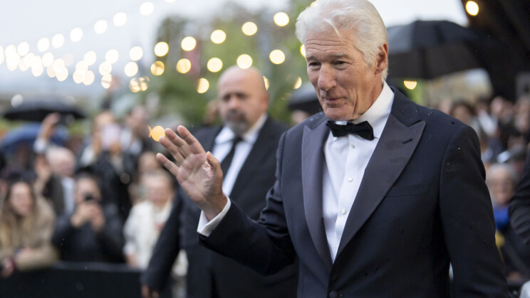 Richard Gere ja nuori vaimo kuhertelivat punaisella matolla – kuva