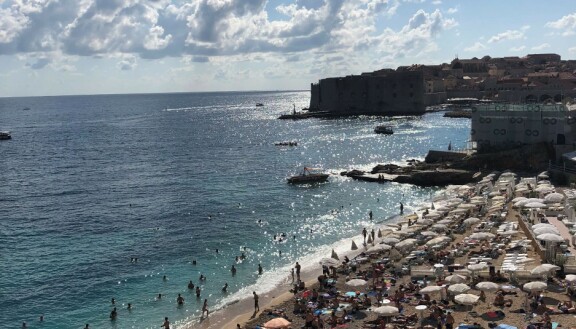 Tässä on Mietaan pahin painajainen: aurinkoranta ulkomailla. Kuva Kroatian Dubrovnikista.