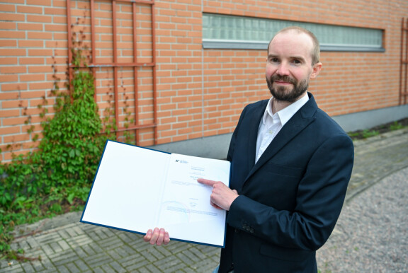 Harri myöntää, että lopputyötä tehdessä piti toisinaan purra hammasta. Matkan varrella Harri sai tukea ex-vaimoltaan Tiialta, jolle Harri antoi myös virallisen tunnustuksen lopputyönsä kiitos-osiossa.
