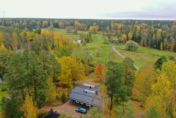 Tontilta löytyy jopa pieni lampi.