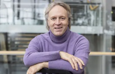 Kape Aihiselta lipeää veitsi tv:ssä – sivulliset vaarassa