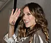 Sarah Jessica Parker parrasvaloissa kuin nuorentunut Carrie – ökykallis vihkisormus käänsi päät