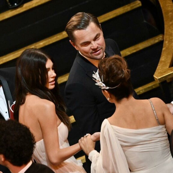 Leo ja Camila edustivat yhdessä vuoden 2020 Oscar-gaalassa. Kaksikkoa tervehtii Salma Hayek. Leonardo DiCaprio