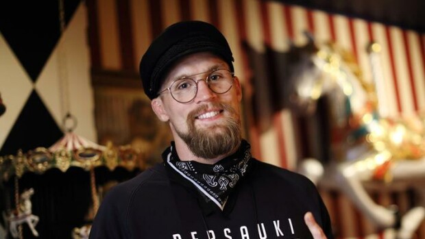 Teemu Packalén viihtyi vieraan brunetin seurassa – salakuvat Seiskassa! Teemu Packalén