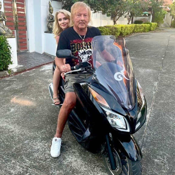 Phuketin nähtävyydet ovat tulleet tutuiksi skoottereilla. – Helmi on osoittautunut hyväksi mopoihmiseksi. Olemme kierrelleet siellä sun täällä ja tutustuneet paikalliseen kulttuuriin, Danny kertoo. Phuketin nähtävyydet ovat tulleet tutuiksi skoottereilla. – Helmi on osoittautunut hyväksi mopoihmiseksi. Olemme kierrelleet siellä sun täällä ja tutustuneet paikalliseen kulttuuriin, Danny kertoo.