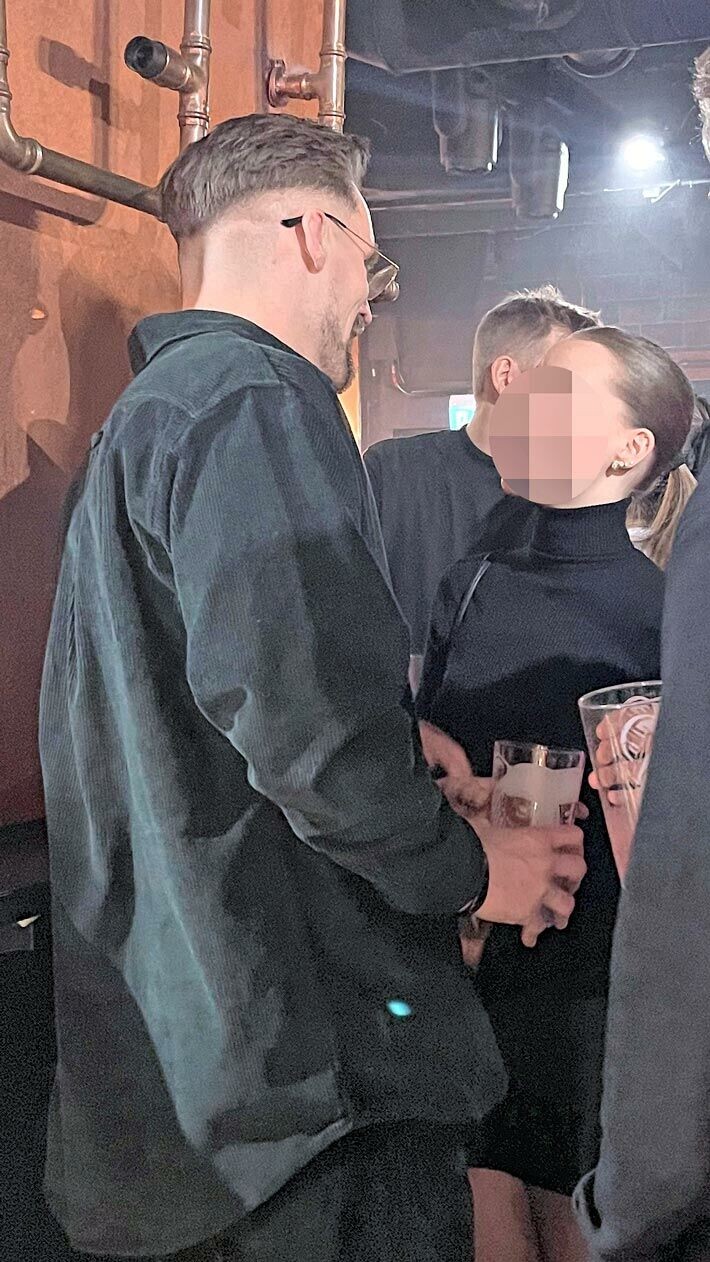 Teemu viihtyi Levillä Ihku-baarissa pikkutunneille asti naisseurassa. Silminnäkijän mukaan Teemun ja 19-vuotiaan naisen välit olivat lämpimät. Teemu viihtyi Levillä Ihku-baarissa pikkutunneille asti naisseurassa. Silminnäkijän mukaan Teemun ja 19-vuotiaan naisen välit olivat lämpimät.