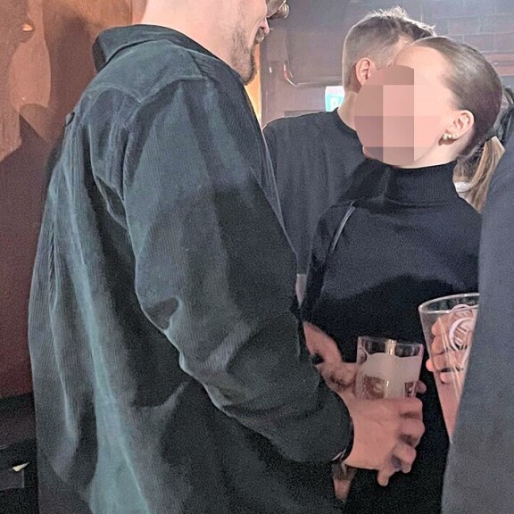 Teemu viihtyi Levillä Ihku-baarissa pikkutunneille asti naisseurassa. Silminnäkijän mukaan Teemun ja 19-vuotiaan naisen välit olivat lämpimät. Teemu viihtyi Levillä Ihku-baarissa pikkutunneille asti naisseurassa. Silminnäkijän mukaan Teemun ja 19-vuotiaan naisen välit olivat lämpimät.