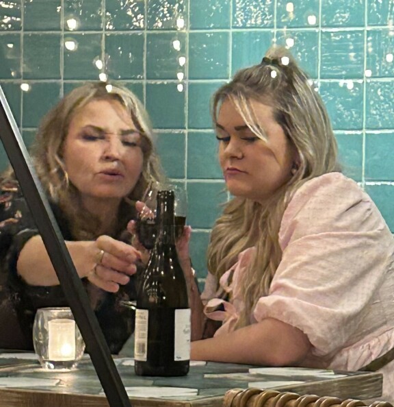 Marita (vas.) tavoitteli punkkupulloa ja Charlotta katseli vierestä.