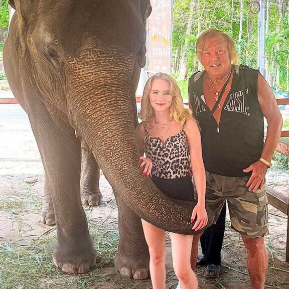 Elefanteilla on Thaimaassa symboliarvo, ja ne ovat kovasti myös Dannyn mieleen. – Niistä on muodostunut yhdenlainen lempieläimeni. Elefanteilla on Thaimaassa symboliarvo, ja ne ovat kovasti myös Dannyn mieleen. – Niistä on muodostunut yhdenlainen lempieläimeni.